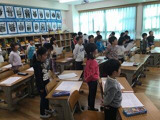 きれいな声で歌おうとがんばっています。 きれいな声で歌おうとがんばっています。