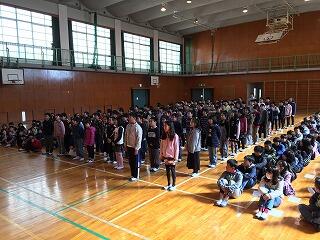 3,4年生の番です。5年生の座っている姿勢もすばらしい。 3,4年生の番です。5年生の座っている姿勢もすばらしい。