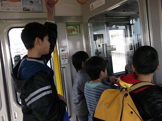 一番前の車両で運転席を見学。 一番前の車両で運転席を見学。