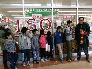開店前、待っています。 開店前、待っています。