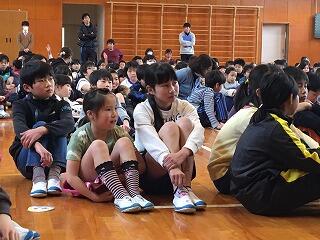 先生の話をしっかりと聞きます。 先生の話をしっかりと聞きます。