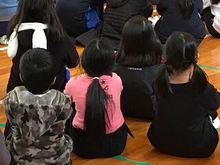 背筋がピンとしています。 背筋がピンとしています。