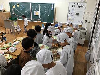 きちんと並んで。 きちんと並んで。