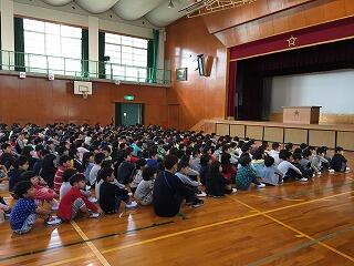 みんなしっかり聞く準備ができています。