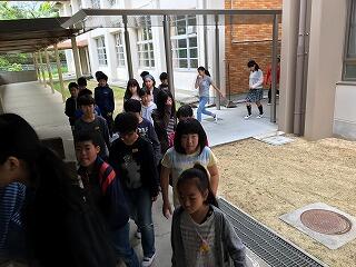 体育館に集まって集会をします。 体育館に集まって集会をします。