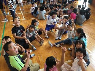 みんな楽しそうです。 みんな楽しそうです。
