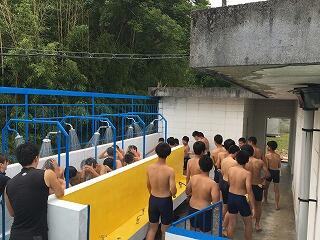 シャワーは冷たい!大騒ぎです。 シャワーは冷たい!大騒ぎです。
