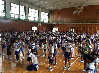 全校合唱でスタートです。 全校合唱でスタートです。