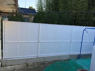 プールのブロック塀も真っ白なフェンスに。