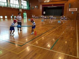 二人で力を合わせます。 二人で力を合わせます。