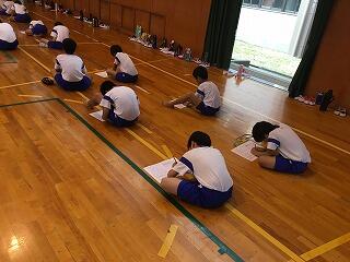 黙々と振り返りカードを書いています。 黙々と振り返りカードを書いています。