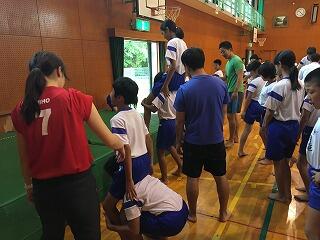 大勢の子ども達が自主練をします。