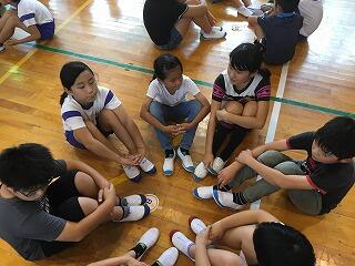 丸くなって話し合います。 丸くなって話し合います。