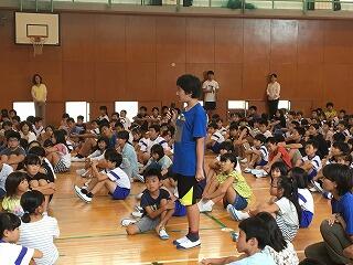 みんなの前でしっかりと意見を発表します。 みんなの前でしっかりと意見を発表します。