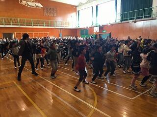 みんなで歌って踊ります。 みんなで歌って踊ります。