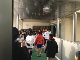 あいさつ委員が気持ちのいいあいさつで迎えます。 あいさつ委員が気持ちのいいあいさつで迎えます。