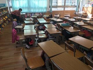 1年生も机の下に 1年生も机の下に