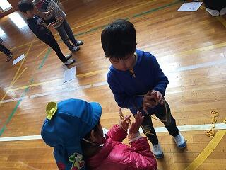 あやとりコーナーです。一生懸命教えています。 あやとりコーナーです。一生懸命教えています。