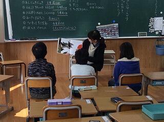 田口先生は「6わのからす」 田口先生は「6わのからす」