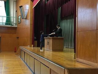修了証を渡します。 修了証を渡します。