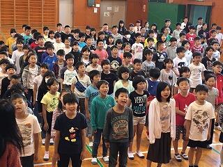気持ちのよい歌声が響いています。