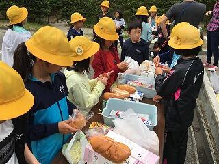 地元のパン屋さんで焼いてもらったパンでホットドッグを作ります。