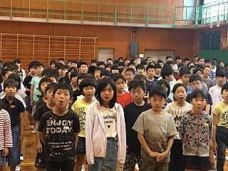 全校合唱で締めくくりました。 全校合唱で締めくくりました。
