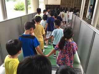 1年生の手を引いて順番を待ちます。 1年生の手を引いて順番を待ちます。