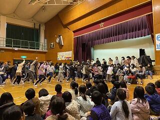 4年生は紙飛行機のメッセージも 4年生は紙飛行機のメッセージも