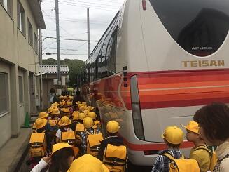 バスで出発です。 バスで出発です。