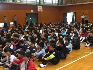 真剣に聞いています。 真剣に聞いています。