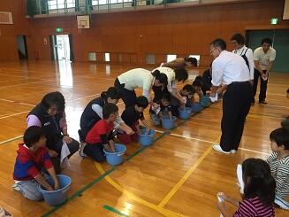 ぞうきんは縦絞りです。 ぞうきんは縦絞りです。