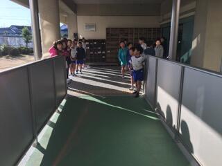 集会前はあいさつ委員が並んで迎えます。 集会前はあいさつ委員が並んで迎えます。