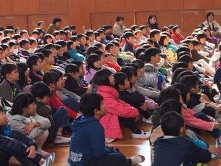 目を丸くして見入っていました。 目を丸くして見入っていました。