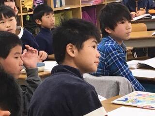 真剣な眼差しです 真剣な眼差しです