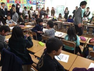 ペアやグループでの話し合い。 ペアやグループでの話し合い。