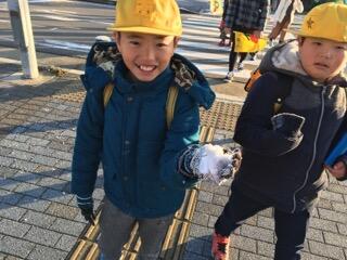 雪玉を持って登校です。