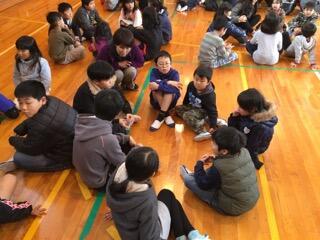 リーダーを中心に話し合います。 リーダーを中心に話し合います。