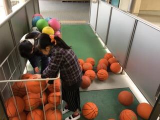 体育委員会がボールの空気を点検します。 体育委員会がボールの空気を点検します。