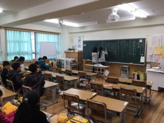 環境委員会が学校の美化について話し合っています。 環境委員会が学校の美化について話し合っています。