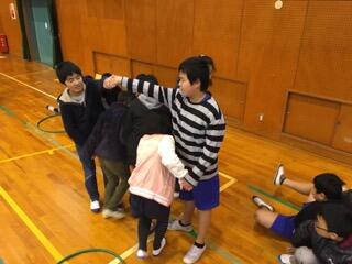 手つなぎをくぐります。 手つなぎをくぐります。