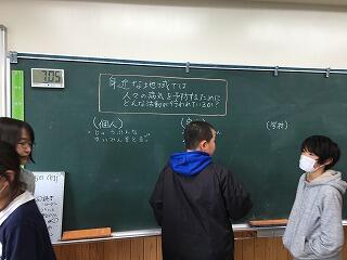 話し合ったことを黒板に。