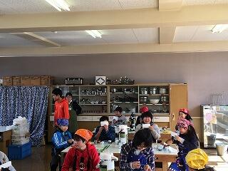 口元を隠します。 口元を隠します。