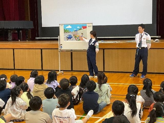道路の歩き方を説明していただいていただいています